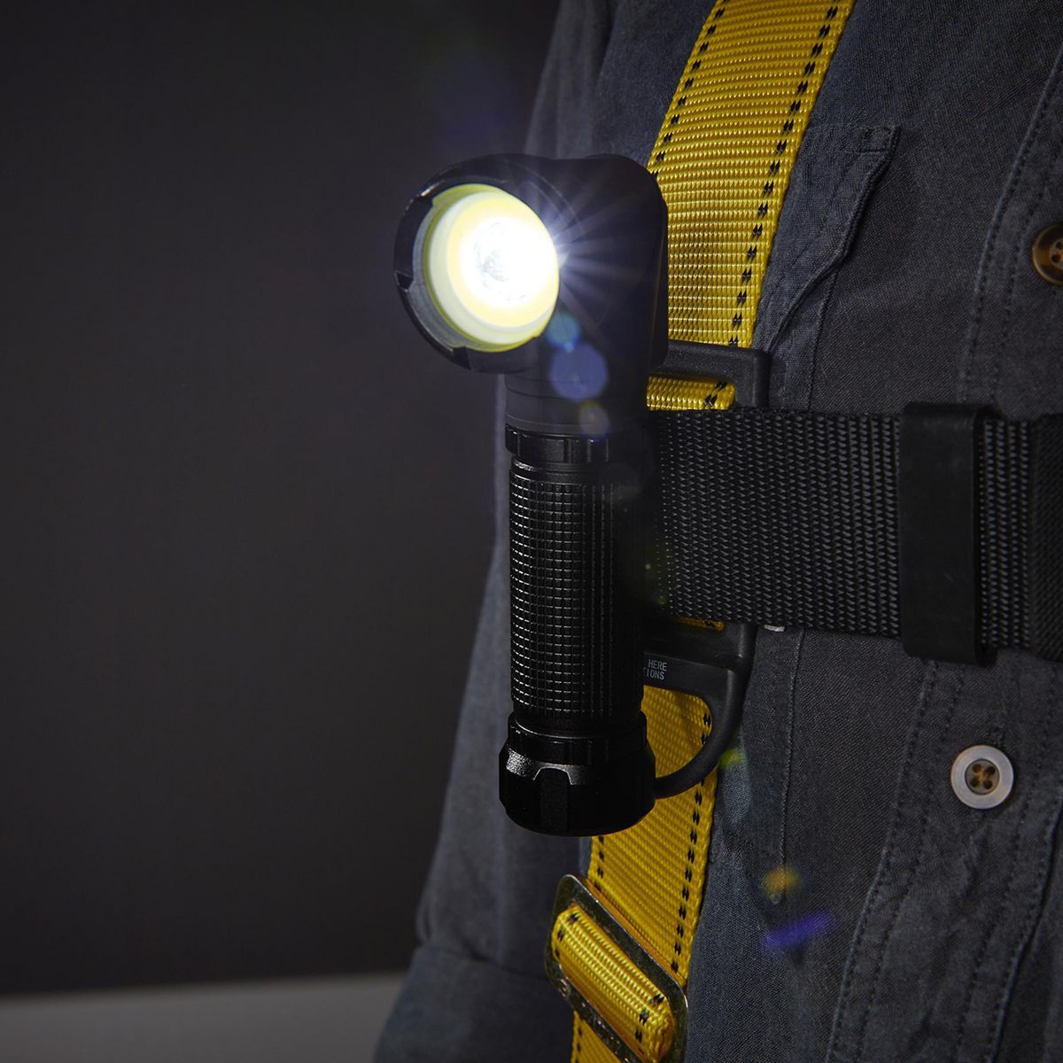 900 Lumen Rechargeable Swivel Head LED Flashlight P6557